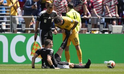 El jugador Aiden O'Neill, de Australia (d) ayuda al árbitro Felix Zwayer (abajo), quien sufrió calambres en el partido del Mundial 2026 ante Estados Unidos jugado en Seattle. EFE/EPA/STEPHAN BRASHEAR