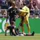 El jugador Aiden O'Neill, de Australia (d) ayuda al árbitro Felix Zwayer (abajo), quien sufrió calambres en el partido del Mundial 2026 ante Estados Unidos jugado en Seattle. EFE/EPA/STEPHAN BRASHEAR