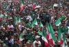 Miles de personas realizaron una ola humana (movimiento masivo de aficionados), este sábado en una de las principales avenidas de la Ciudad de México (México). EFE/Madla Hartz

