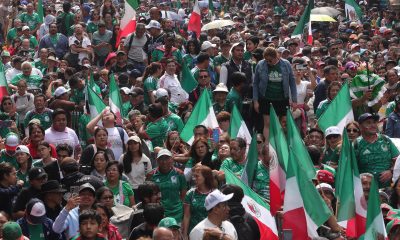 Miles de personas realizaron una ola humana (movimiento masivo de aficionados), este sábado en una de las principales avenidas de la Ciudad de México (México). EFE/Madla Hartz