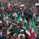 Miles de personas realizaron una ola humana (movimiento masivo de aficionados), este sábado en una de las principales avenidas de la Ciudad de México (México). EFE/Madla Hartz