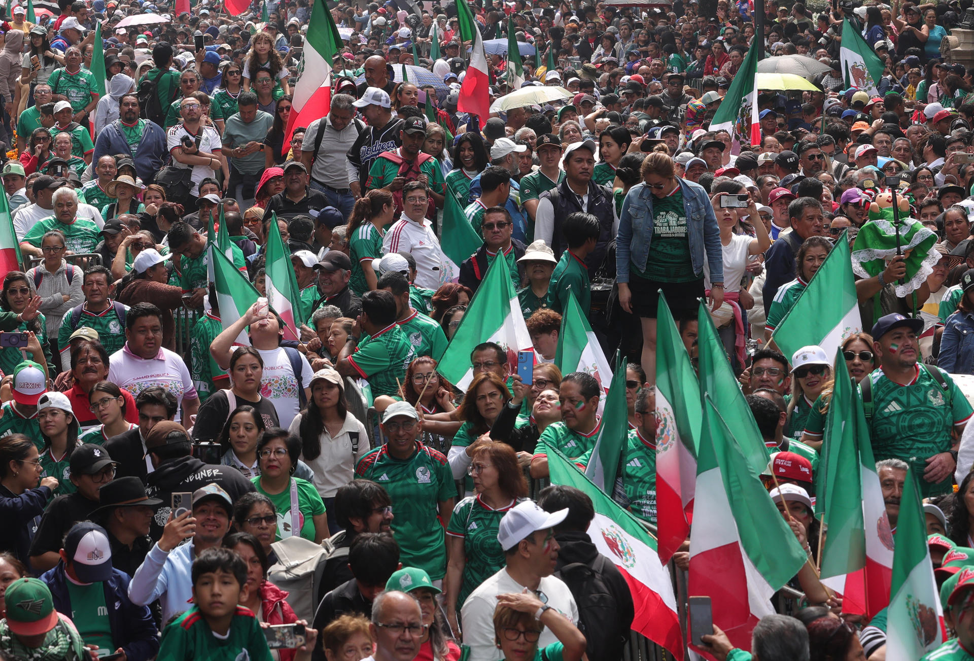 Miles de personas realizaron una ola humana (movimiento masivo de aficionados), este sábado en una de las principales avenidas de la Ciudad de México (México). EFE/Madla Hartz