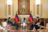 Fotografía cedida por el Palacio de Miraflores que muestra a la presidenta encargada de Venezuela, Delcy Rodríguez (c), hablando con el secretario General de la Organización Ítalo-Latinoamericana (IILA), Giorgio Silli (2-i), en una reunión en Caracas (Venezuela). EFE/ Palacio de Miraflores
