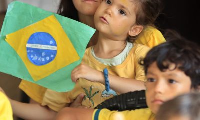 Un grupo de personas fue captado este 13 de junio al observar el partido del Mundial FIFA 2026 entre Brasil y Marruecos, en el centro cultural Fábrica de Arte Cubano (FAC), en La Habana (Cuba). EFE/Ernesto Mastrascusa