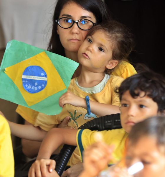 Un grupo de personas fue captado este 13 de junio al observar el partido del Mundial FIFA 2026 entre Brasil y Marruecos, en el centro cultural Fábrica de Arte Cubano (FAC), en La Habana (Cuba). EFE/Ernesto Mastrascusa