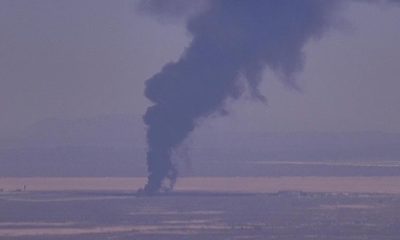 Captura de video tomado de la página oficial de ALERTCalifornia que muestra una columna de humo que dejó el accidente de un bombardero este lunes, California (EE.UU.).EFE/UC San Diego/ ALERTCalifornia