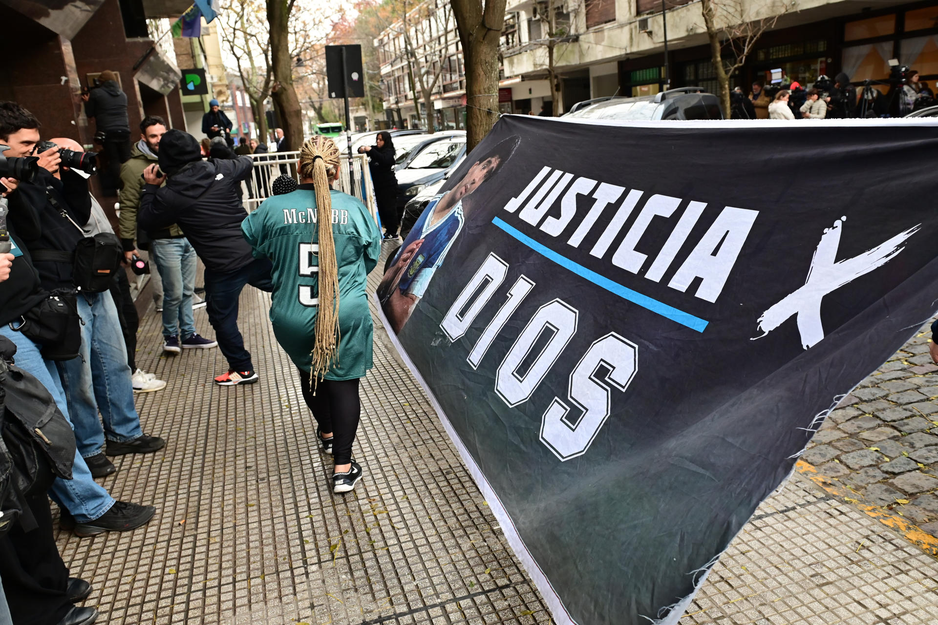 Fotografía de archivo, tomada el pasado 9 de junio, en la que se captó a seguidores del legendario futbolista argentino Diego Armando Maradona, al exigir justicia por la muerte del astro, durante una de las jornadas del juicio, a las afueras de los Tribunales de San Isidro, en Buenos Aires (Argentina). EFE/Matías Campaya