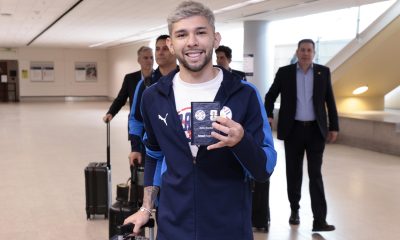 Fotografía cedida por la Asociación Paraguaya de Fútbol (APF) del jugador Julio Enciso mostrando su pasaporte a su llegada a San José (EE.UU). EFE/ Asociación Paraguaya de Fútbol (APF) /SOLO USO EDITORIAL/NO VENTAS/SOLO DISPONIBLE PARA ILUSTRAR LA NOTICIA QUE ACOMPAÑA (CRÉDITO OBLIGATORIO)