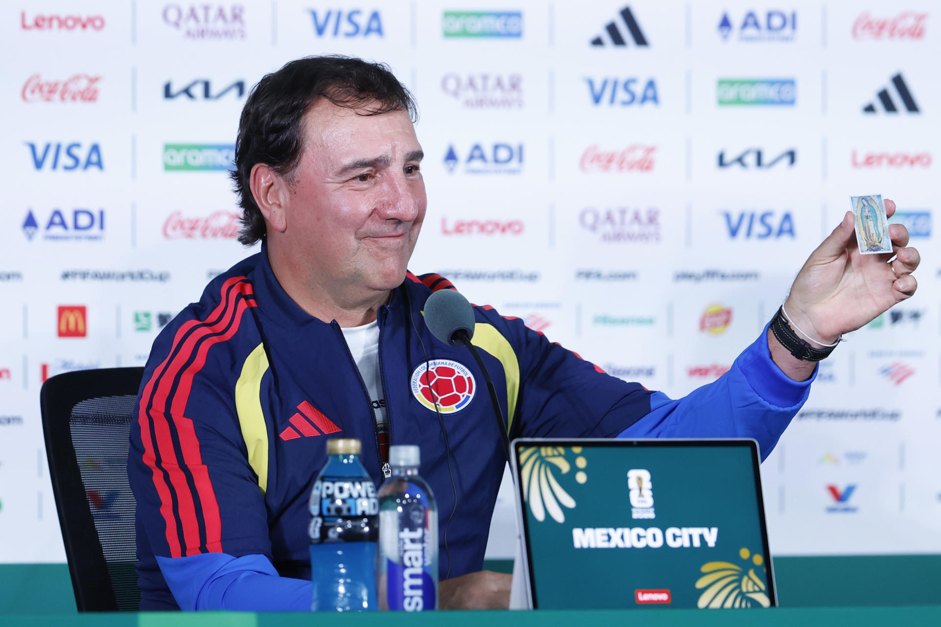 El seleccionador de Colombia, Néstor Lorenzo, reacciona en una rueda de prensa este martes en Ciudad de México. EFE/ Sashenka Gutiérrez