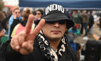 Un seguidor del cantante argentino Carlos Alberto 'Indio' Solari, fue captado este 7 de junio, al reaccionar, durante la multitudinaria despedida del artista, que falleció el pasado viernes, en el Polideportivo Municipal Gatica, en Avellaneda (Argentina). EFE/Nehuen Rovediello