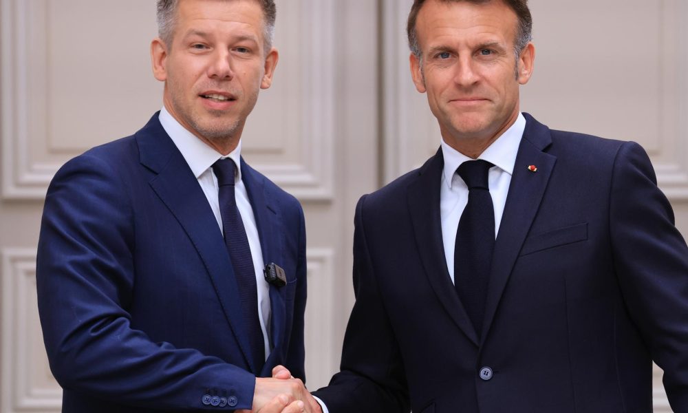 El presidente de Francia, Emmanuel Macron (derecha), estrecha la mano del primer ministro de Hungría, Peter Magyar, al final de una rueda de prensa conjunta tras su reunión en el Palacio Presidencial del Elíseo en París, Francia, el 3 de junio de 2026. (Francia, Hungría) EFE/EPA/LUDOVIC MARIN / POOL MAXPPP OUT