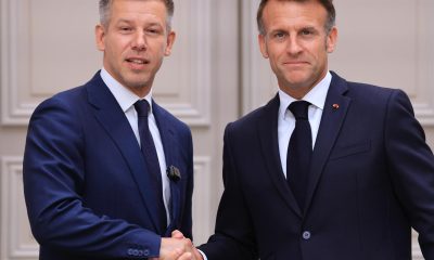 El presidente de Francia, Emmanuel Macron (derecha), estrecha la mano del primer ministro de Hungría, Peter Magyar, al final de una rueda de prensa conjunta tras su reunión en el Palacio Presidencial del Elíseo en París, Francia, el 3 de junio de 2026. (Francia, Hungría) EFE/EPA/LUDOVIC MARIN / POOL MAXPPP OUT