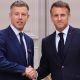 El presidente de Francia, Emmanuel Macron (derecha), estrecha la mano del primer ministro de Hungría, Peter Magyar, al final de una rueda de prensa conjunta tras su reunión en el Palacio Presidencial del Elíseo en París, Francia, el 3 de junio de 2026. (Francia, Hungría) EFE/EPA/LUDOVIC MARIN / POOL MAXPPP OUT