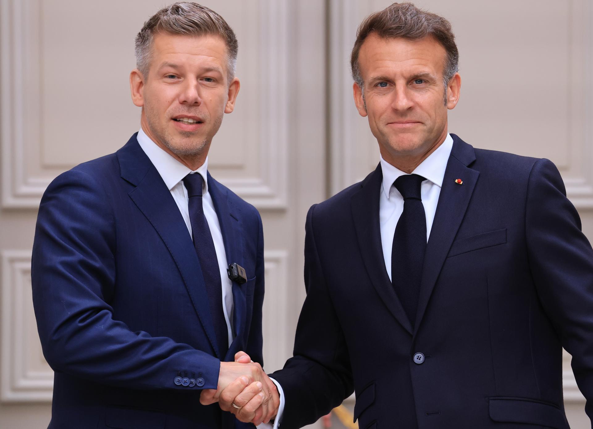 El presidente de Francia, Emmanuel Macron (derecha), estrecha la mano del primer ministro de Hungría, Peter Magyar, al final de una rueda de prensa conjunta tras su reunión en el Palacio Presidencial del Elíseo en París, Francia, el 3 de junio de 2026. (Francia, Hungría) EFE/EPA/LUDOVIC MARIN / POOL MAXPPP OUT