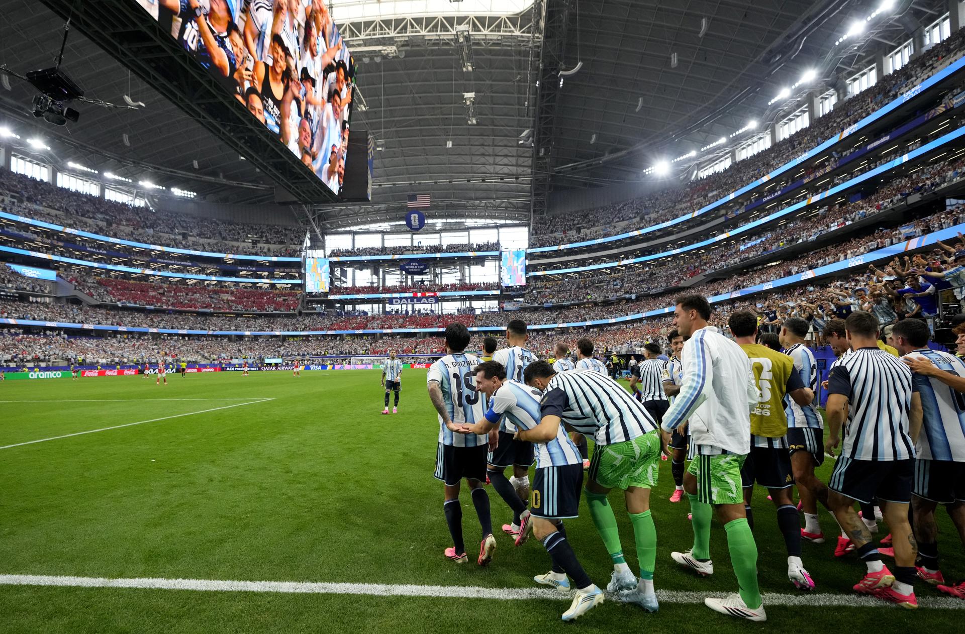Lionel Messi celebra su segundo gol en Dallas, USA. EFE/EPA/JEFFREY MCWHORTER