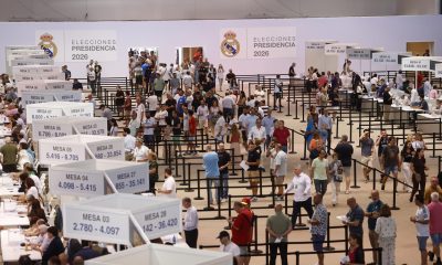 Socios llegan al pabellón de baloncesto de la Ciudad Deportiva Valdebebas para votar en las elecciones del Real Madrid, este domingo. Los socios del club toman este domingo la palabra para elegir, 20 años después de las últimas elecciones con más de un candidato, entre la continuidad de Florentino Pérez, con Mourinho, Konaté, Dumfries y un fichaje de 150 millones de euros como reclamo, o el cambio que postula Enrique Riquelme, con Haaland, Rodri y Klopp en su oferta. EFE/ Rodrigo Jiménez