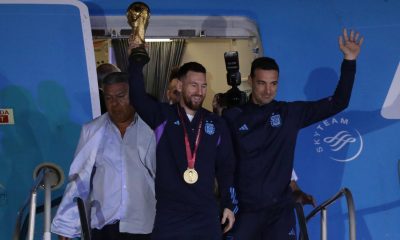 Lionel Messi saluda con el trofeo del Mundial de Fútbol Qatar 2022 junto al seleccionador Lionel Scaloni (d) a su llegada al Aeropuerto Internacional de Ezeiza, tras conquistar la Copa del Mundo 2022. EFE/ Raúl Martínez