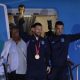 Lionel Messi saluda con el trofeo del Mundial de Fútbol Qatar 2022 junto al seleccionador Lionel Scaloni (d) a su llegada al Aeropuerto Internacional de Ezeiza, tras conquistar la Copa del Mundo 2022. EFE/ Raúl Martínez