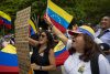 Decenas de ciudadanos fueron captados este 3 de junio, durante una protesta, frente a la Embajada de EE.UU. para exigir "¡Elecciones ya!", en Caracas (Venezuela). EFE/Miguel Gutiérrez
