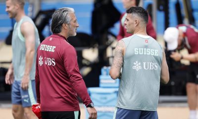 El seleccionador de Suiza, Murat Yakin (i), habla con el capitán de su equipo Granit Xhaka durante una práctica en San Diego. EFE/EPA/PETER KLAUNZER EDITORIAL USE ONLY