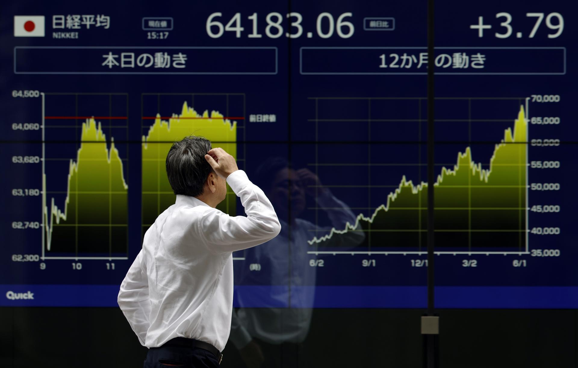 Fotografía de archivo de un panel indicador del mercado de valores en Tokio, Japón. EFE/ Franck Robichon