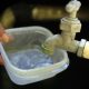 Fotografía de archivo de una persona intenta llenar un recipiente con agua. EFE/ Gustavo Amador
