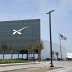 Fotografía de archivo del 30 de mayo de 2025 que muestra el edificio de la empresa aeroespecial SpaceX en Starbase, Brownsville (Estados Unidos). EFE/ Alejandra Arredondo