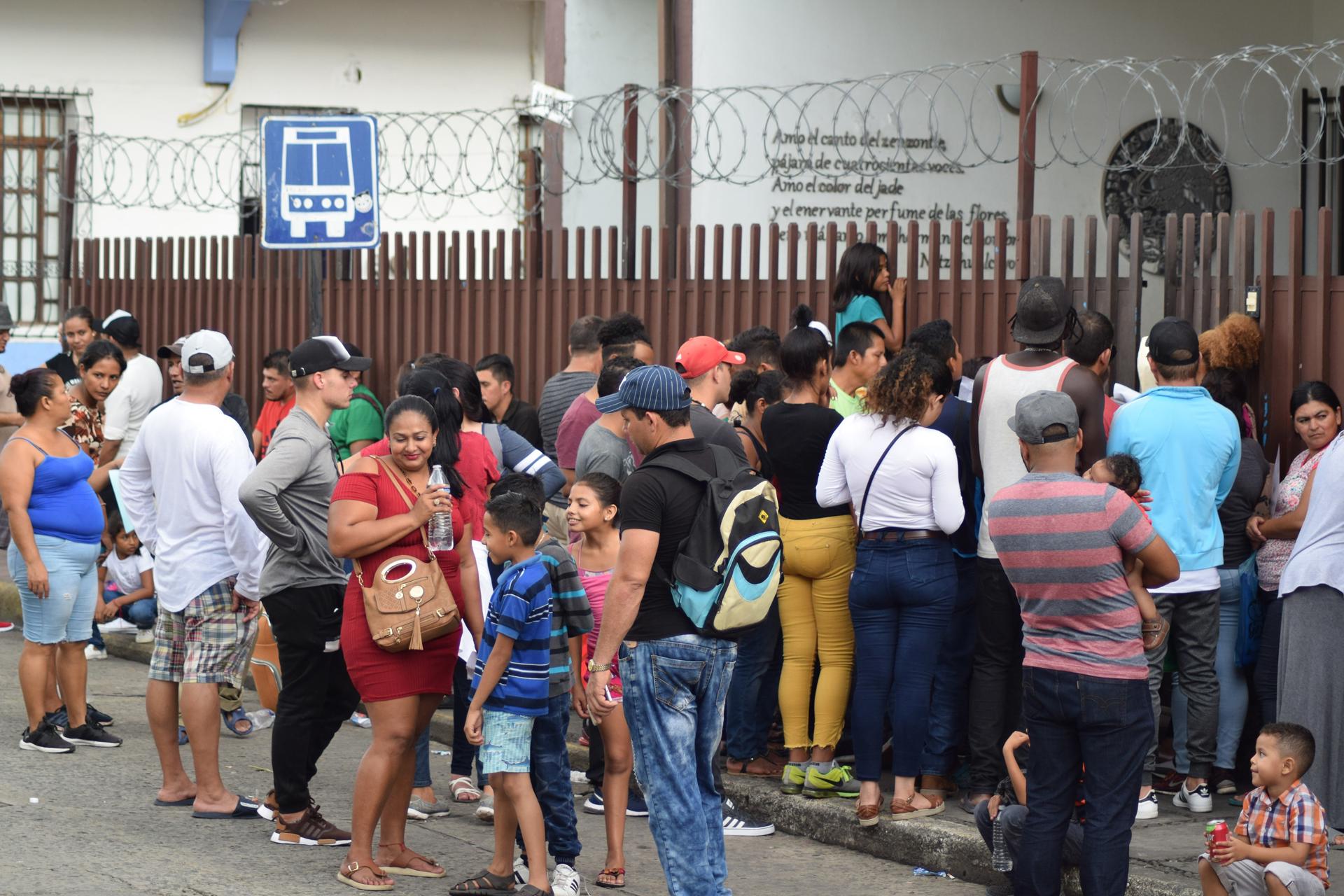 Fotografía de archivo en la que se captó a un grupo de migrantes cubanos en Tapachula, (México). EFE/José Torres