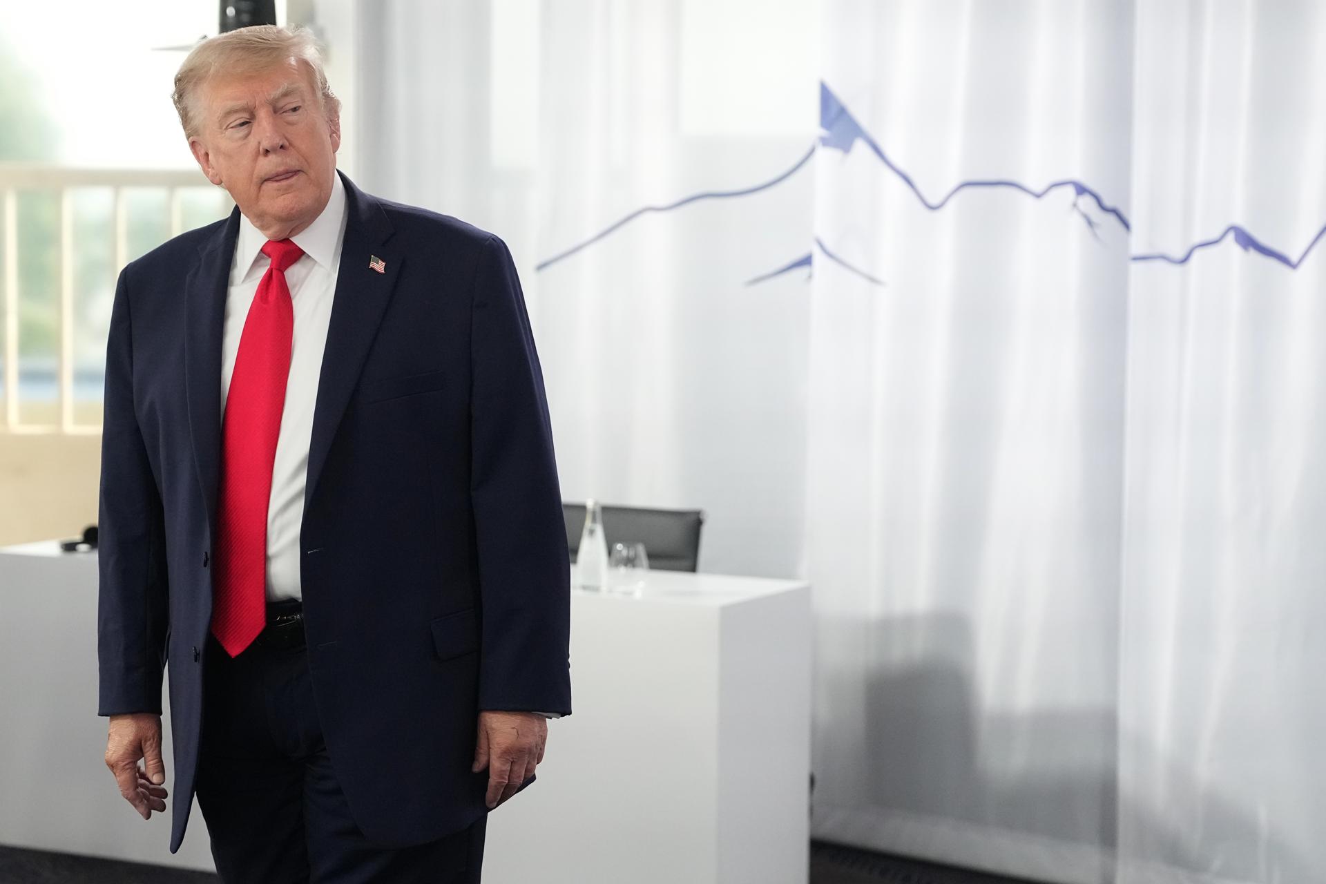 El presidente estadounidense, Donald Trump, espera el inicio de una sesión de trabajo en la cumbre del G7 en Évian, Francia, el 16 de junio de 2026. EFE/EPA/THIBAULT CAMUS / POOL MAXPPP OUT