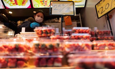 Fotografía de archivo de una vendedora de fresas en Shanghái (China). EFE/EPA/ALEX PLAVEVSKI