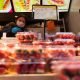 Fotografía de archivo de una vendedora de fresas en Shanghái (China). EFE/EPA/ALEX PLAVEVSKI