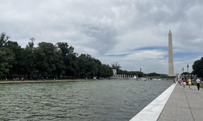 ersonas caminan al lado del estanque situado frente al Monumento a Abraham Lincoln, que se llenó de algas y tiñeron de verde el agua, en Washington (EE.UU.). EFE/Leonor Trinidad