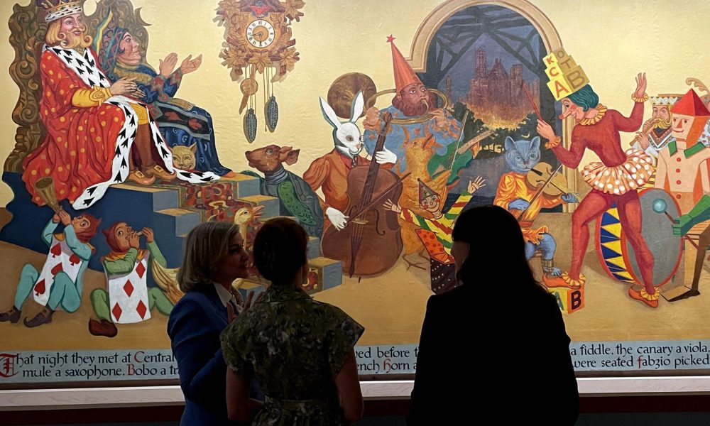 Personas observan obras del artista Abram Champanier en la exposición 'Another Wonderland' (Otro País de las Maravillas) este martes, en el Museo de la Ciudad de Nueva York (Estados Unidos). EFE/ Alicia Sánchez