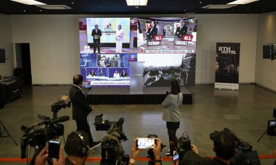 Personas fueron captada este 7 de junio al observar en un televisor los resultados de los sondeos a pie de urna, tras el cierre de los colegios electorales de la segunda vuelta de las elecciones presidenciales de Perú, donde dan un empate técnico entre la derechista Keiko Fujimori y el izquierdista Roberto Sánchez, en Lima (Perú). EFE/John Reyes
