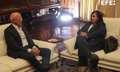 El presidente de la Asamblea Nacional, Jorge Rodríguez (i), habla con la exdiputada Dinorah Figuera durante una reunión este jueves, en Caracas (Venezuela). EFE/ Ronald Peña R