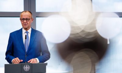 - El canciller alemán Friedrich Merz pronuncia una declaración en el aeropuerto de Berlín Brandeburgo (BER) en Schoenefeld, Alemania, el 15 de junio de 2026, antes de viajar a Evian, Francia, para asistir a la cumbre del G7, que se celebrará del 15 al 17 de junio de 2026. (Francia, Alemania) EFE/EPA/CLEMENS BILAN