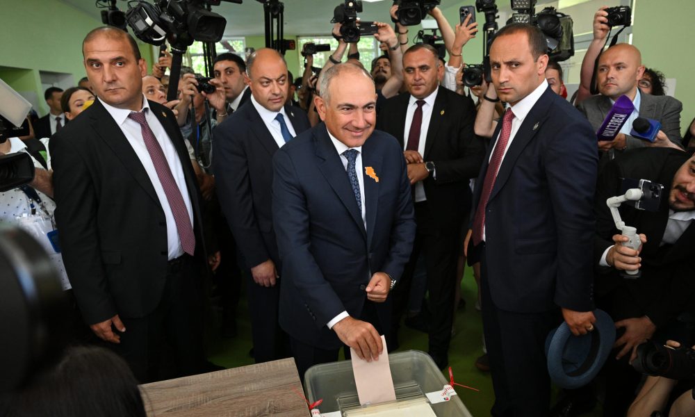 EREVÁN (ARMENIA), 07/06/2026.- El primer ministro armenio, Nikol Pashinián, vota este domingo en las elecciones parlamentarias tras lo que descartó una posible expulsión del país caucásico de la Unión Económica Eurasiática (UEE) liderada por Rusia. "Armenia no puede ser privada del estatus de miembro de la UEE. Todas las decisiones se toman por consenso. Armenia tiene derecho de veto, al igual que otros países", señaló a la prensa. EFE/ Hayk Manukyan Armenpress SOLO USO EDITORIAL SOLO DISPONIBLE PARA ILUSTRAR LA NOTICIA QUE ACOMPAÑA (CRÉDITO OBLIGATORIO)