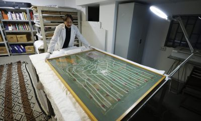 El conservador a cargo del Museo Violeta Parra, Pablo Marfan, fue captado este 11 de junio al mostrar una arpillera creada por la legendaria artista y folclorista chilena, en Santiago de Chile. EFE/Elvis González