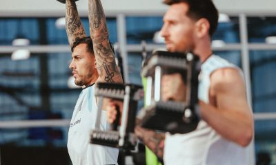 Fotografía cedida por la Asociación de Fútbol  Argentino (AFA) del jugador Leandro Paredes durante un entrenamiento en el gimnasio el pasado 12 de junio en Kansas (Estados Unidos). EFE/ AFA *Sólo uso editorial*