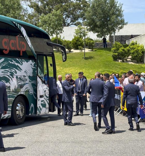 Vista de la despedida de la selección de fútbol de Portugal en su ciudad deportiva, desde donde marchan este viernes a Estados Unidos para disputar el Mundial, este viernes en la Cidade do Futebol (Oeiras).-EFE/ Blas Díaz