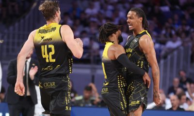 Los jugadores de La Laguna Tenerife celebran una canasta durante el tercer encuentro entre Real Madrid y La Laguna Tenerife correspondiente a los cuartos de final de la Liga Endesa, este sábado en Madrid. EFE/ Víctor Lerena