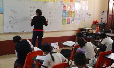 Niños asisten a clase en una escuela urbana del estado de Oaxaca (México). Imagen de archivo. EFE/Mario Arturo Martínez