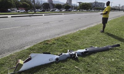 Fotografía cedida este 14 de junio por Roberta Durço que captó a una persona al observar un fragmento de uno de los dos helicópteros que colisionaron este domingo en el aire, en el barrio Recreio dos Bandeirantes, en Río de Janeiro (Brasil). EFE/Roberta Durço
