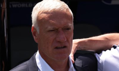 El seleccionador francés Didier Deschamps canta el himno nacional antes del partido de la fase de grupos de la Copa Mundial de la FIFA 2026 entre Francia y Senegal, en Nueva Jersey, EE. UU. EFE/EPA/SARAH YENESEL
