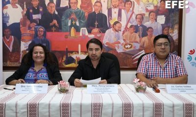 La coordinadora del área de la defensa a la dignidad humana de la Oficina de los Derechos Humanos del Arzobispado en Guatemala, Luisa Nicolau (i), el director de la Casa del Migrante, Percy Cervera (c), y el director ejecutivo de la Asociación Lambda, Carlos Valdes, asisten a una rueda de prensa este jueves, en Ciudad de Guatemala (Guatemala).EFE/ Mariano Macz.
