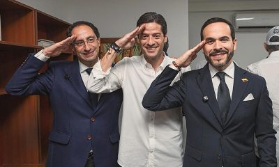 Fotografía cedida por la oficina de comunicaciones de Mauricio Gómez Amín, que muestra al candidato a la vicepresidencia, José Manuel Restrepo (i); al jefe de campaña, Mauricio Gómez Amín (c); y al candidato presidencial, Abelardo de la Espriella (d), posando, en Bogotá (Colombia). EFE/ Mauricio Gómez Amín