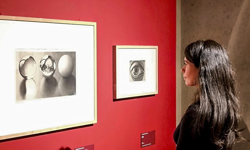 - El artista gráfico neerlandés y accidentalmente matemático Maurits Cornelis Escher merece desde mañana una exposición retrospectiva en el centro cultural Somerset House del centro del Londres, que podrá verse hasta el próximo 6 de septiembre. Son más de 150 obras las que componen esta selección de creaciones en las que Escher (1898 - 1972) dio rienda suelta a su imaginación teniendo siempre en cuenta las figuras, la geometría y las dimensiones, jugando con ellas hasta crear un estilo único. EFE/ Guillermo Garrido