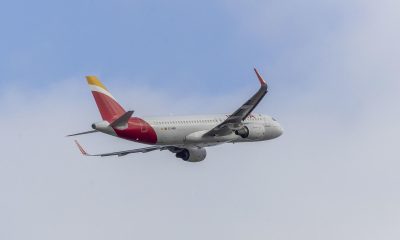 El airbus A320 "PN Picos de Europa", de la compañía aérea Iberia, que en la mañana de este viernes trasladó al papa León XIV y su séquito desde la Base Aérea de Gando, en Gran Canaria, hasta el aeropuerto de Tenerife Norte y que esta tarde tuvo un fallo técnico que impidió que trasladara al Pontífice de regreso a Roma. EFE/Quique Curbelo
