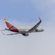 El airbus A320 "PN Picos de Europa", de la compañía aérea Iberia, que en la mañana de este viernes trasladó al papa León XIV y su séquito desde la Base Aérea de Gando, en Gran Canaria, hasta el aeropuerto de Tenerife Norte y que esta tarde tuvo un fallo técnico que impidió que trasladara al Pontífice de regreso a Roma. EFE/Quique Curbelo