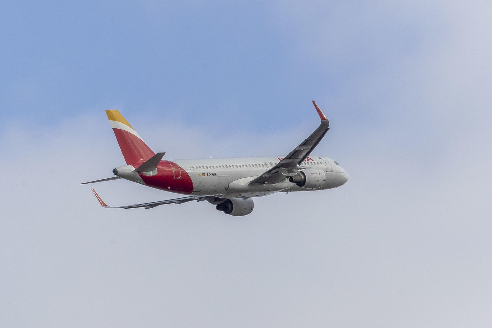 El airbus A320 "PN Picos de Europa", de la compañía aérea Iberia, que en la mañana de este viernes trasladó al papa León XIV y su séquito desde la Base Aérea de Gando, en Gran Canaria, hasta el aeropuerto de Tenerife Norte y que esta tarde tuvo un fallo técnico que impidió que trasladara al Pontífice de regreso a Roma. EFE/Quique Curbelo
